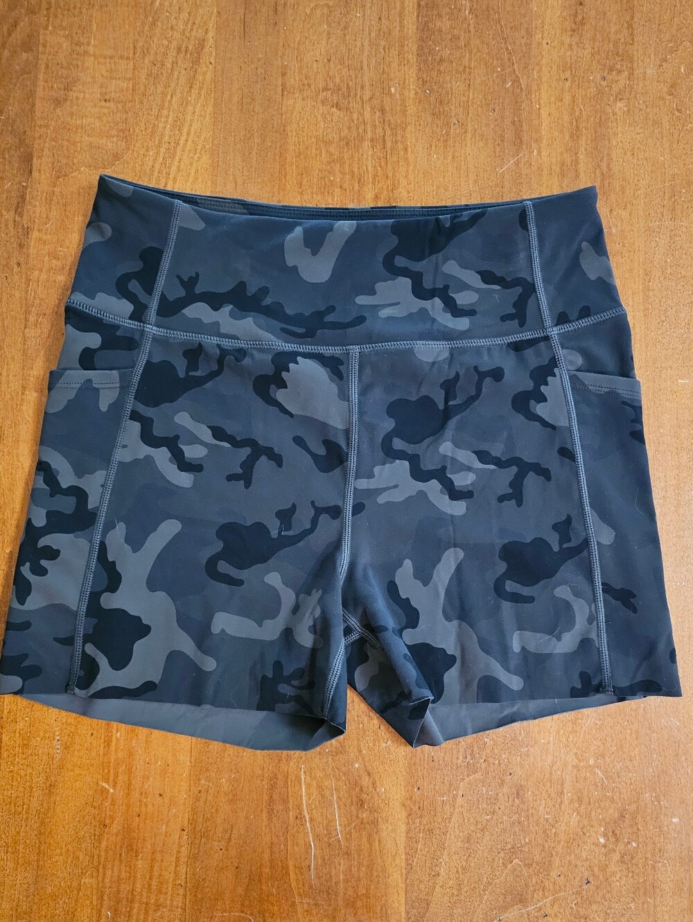 ZYIA Active Black Gray Camo Pocket Biker Workout Shorts Large NWOT